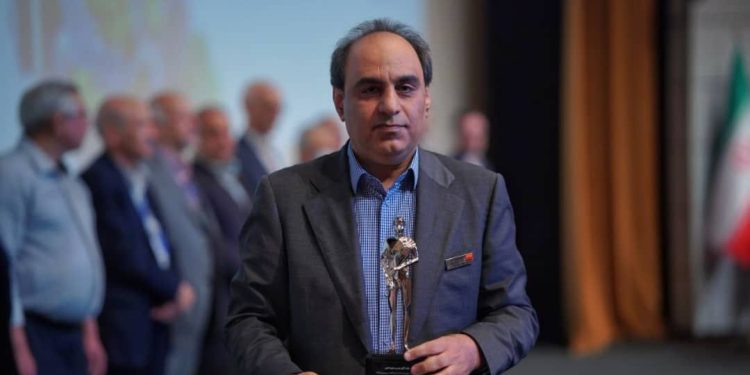 تندیس مرد سال فولاد ایران در دستان فولاد خوزستان (+عکس)