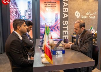 قد کشیدن صبا فولاد در جمع بزرگان (+فیلم)