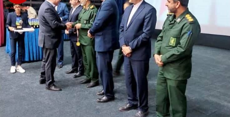 اهداء نشان برتر اقتصاد مقاومتی به شرکت پالایش نفت بندرعباس